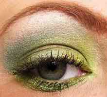 Емералд грим: подчертайте квадратните зелени очи