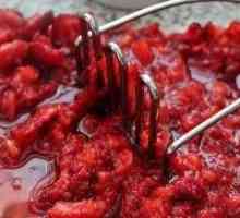 Как да съберете цяла и настъргана ягода със захар за зимата: няколко рецепти