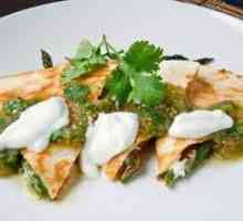 Класическа мексиканска рецепта за quesadilla, както и вариант с пилешко месо