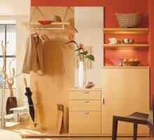 Компактни и функционални мебели в малък коридор