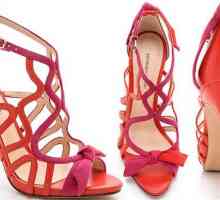 Червени сандали: снимка с какво да носите?