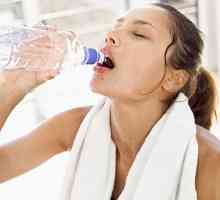 Възможно ли е да се пие вода по време на тренировка и как трябва да се направи това?