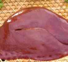 Свински черен дроб, пържени с лук в заквасена сметана: функции за готвене, рецепти и рецензии