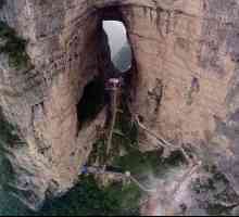 Природната арка "Небесна врата" (Китай) е основната атракция на провинция Хунан