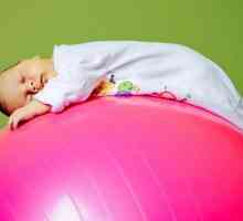 Прости и полезни упражнения върху топката за бебета