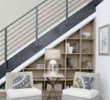 Кабинета под стълбите е практичен вариант за организиране на вила