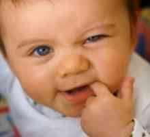 Симптомите на изрязване на зъби при деца или как да се помогне на бебето в критичен период