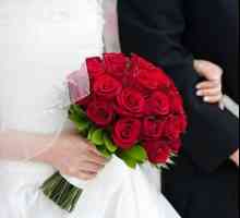 Сватбен букет от булката от червени рози: снимка