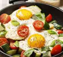 Една обилна и здравословна закуска на тиквички с яйца и домати