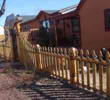 Ние инсталираме дървена ограда в провинцията