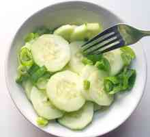 Витаминна салата от зелен лук