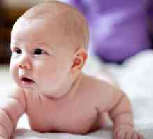 Колко месеца бебето държи главата си сама?