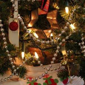 Мънички върху коледната елха: основните правила за декориране на новогодишно дърво