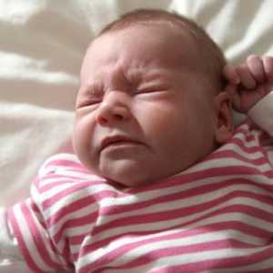 Често кихане на новородените: причините и начините за тяхното премахване
