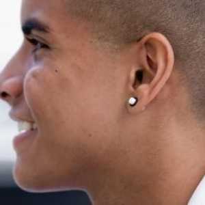 Какво означава орлината в лявото ухо на мъж?