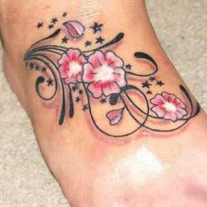 "Цвете" - татуировка на крака на момиче