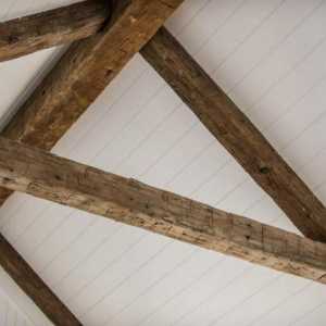 Декоративни греди на тавана от полиуретан, изработени от дърво. Монтиране на декоративни греди на…