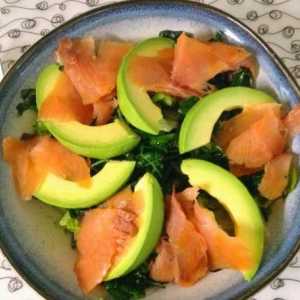 Направете вкусна салата с червена риба и авокадо