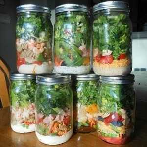 Домашно консервиране без излишни караници: рецепта за зеленчукова салата за зимата