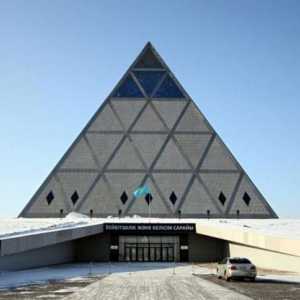 Основната атракция на Астана е Дворецът на мира и хармонията