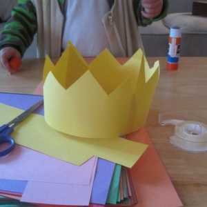 Подготовка за карнавала: кралската корона, изработена от хартия