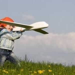 Играчка-самолет: за радостта на децата и родителите