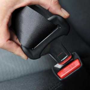 Използването на капачката на предпазния колан осигурява комфортно пътуване
