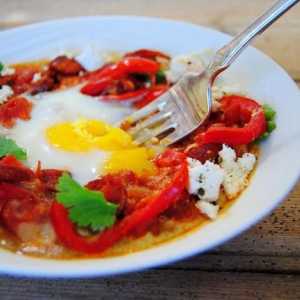 Бъркани яйца с домати и наденица - вкусна и питателна закуска