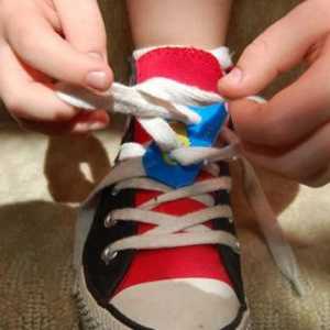 Как да учим дете да свързва обувки по много начини независимо?