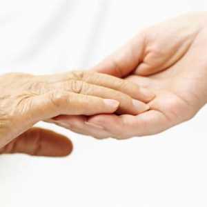 Как да се осигури достойна грижа за възрастните хора? Условия, професионална помощ, ползи