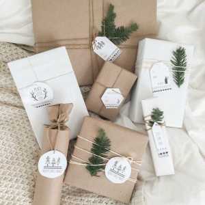Как да увиете подаръци с хартия и лента?