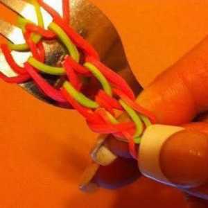 Как да плете гривни от гумените ленти на вилицата: майсторски клас
