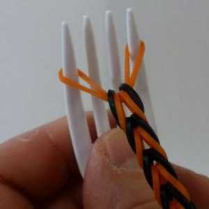 Как да плете гривни от еластични ленти на вилица за начинаещи