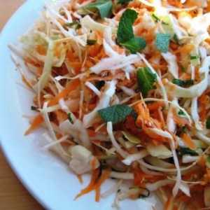 Как да подготвим полезна витаминова салата от зеле и моркови с оцет