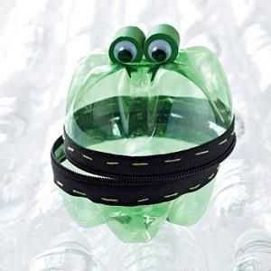 Как да направите жаба от пластмасова бутилка е лесно и просто?