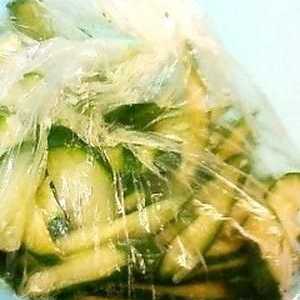 Как да направите леко осолени краставици в пакет бързо и вкусно