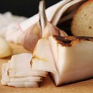 Как да сол свинска с чесън: рецепта, използвайки саламура