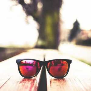 Как да изберем модерни очила за виждане и слънцезащитни продукти? Най-добрите модели