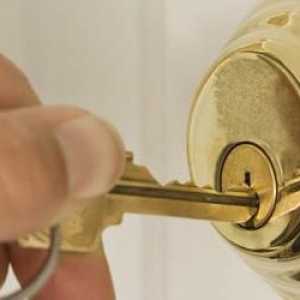 Как да пробиете ларвата на ключалката с бормашина или отвертка?
