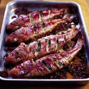 Как да се пекат риба във фурната със зеленчуци?