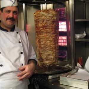 Как да увиете shawarma в lavash, така че пълнене не изливам