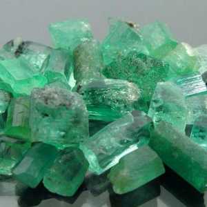 Скъпоценни камъни със зелен цвят: списък, имена, характеристики и описание