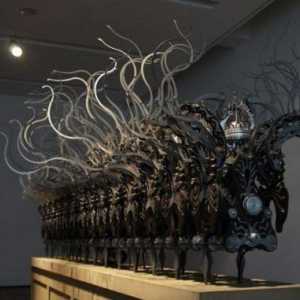 Кинетична скулптура в произведенията на Лами Йънг, Антъни Хоу, Тео Джансен и други фигури от…