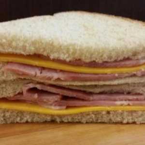 Класически сандвич (със шунка и сирене) е чудесна възможност за обилна закуска