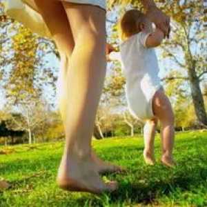 Когато детето започва да ходи: времето, възможните проблеми и помага на бебето