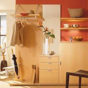 Компактни и функционални мебели в малък коридор