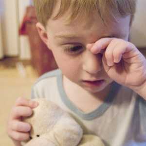 Конюнктивит при деца: лечение с капки, мехлеми и народни средства