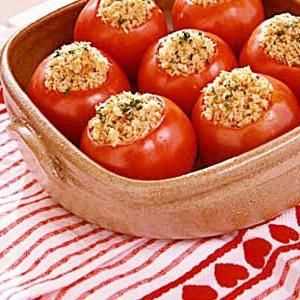 Красиво ястие на празничната маса: пълнени домати със сирене или пиле