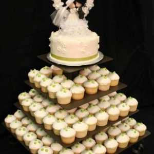 Красива и елегантна сватбена торта с капак