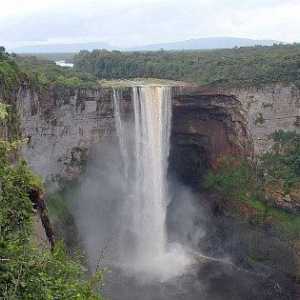 Красотата и величието на водните гиганти: какво представлява водопадът?